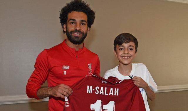 Mohamed Salah visita criança doente síria